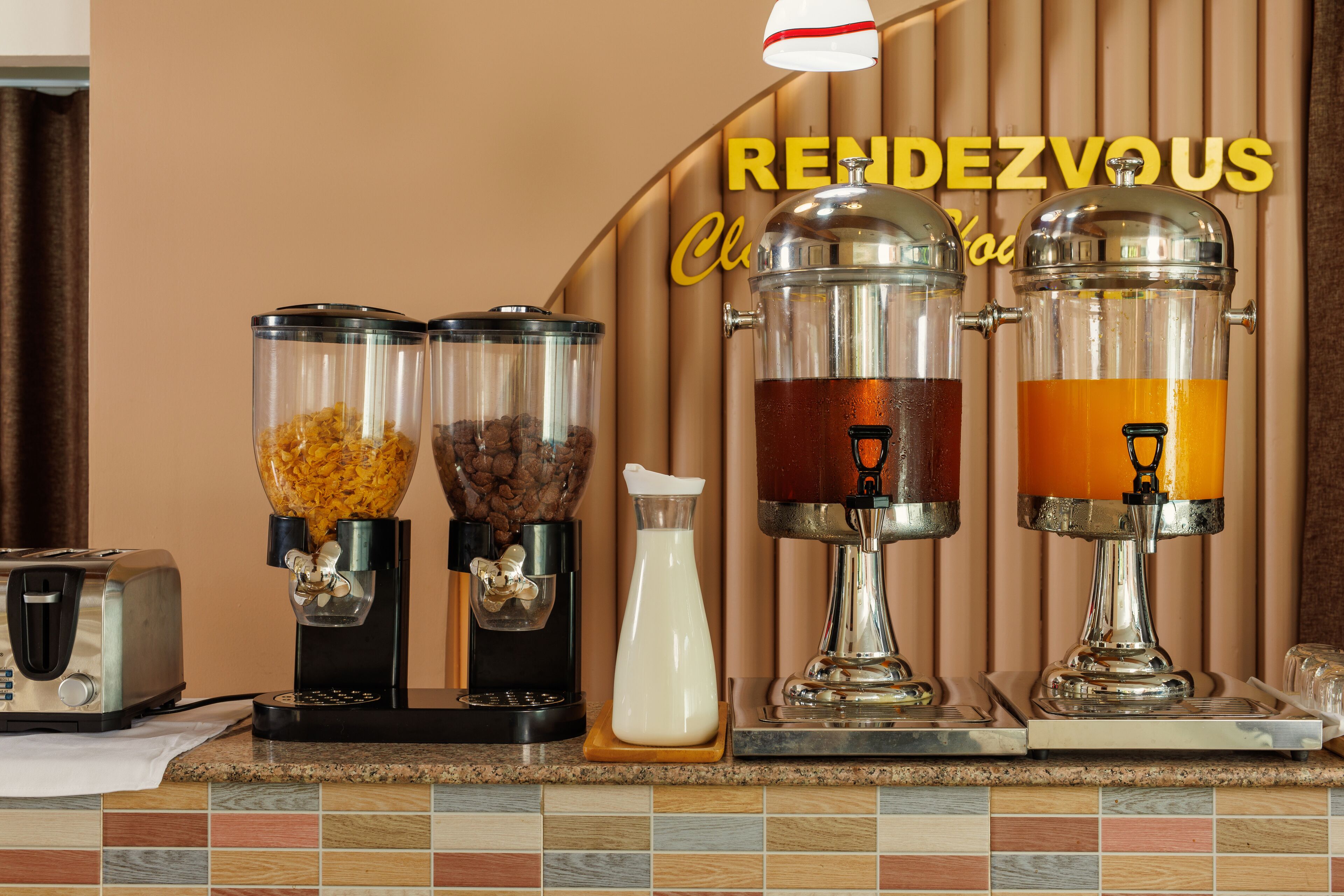 Ein Kaffee-Bereich mit mehreren Spendern, einer Milchkaraffe und einem Toaster.