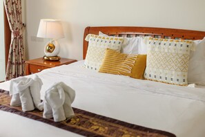 Rom – deluxe, 1 kingsize-seng, balkong | Minibar, blendingsgardiner, barnesenger (inkludert) og wi-fi (inkludert)