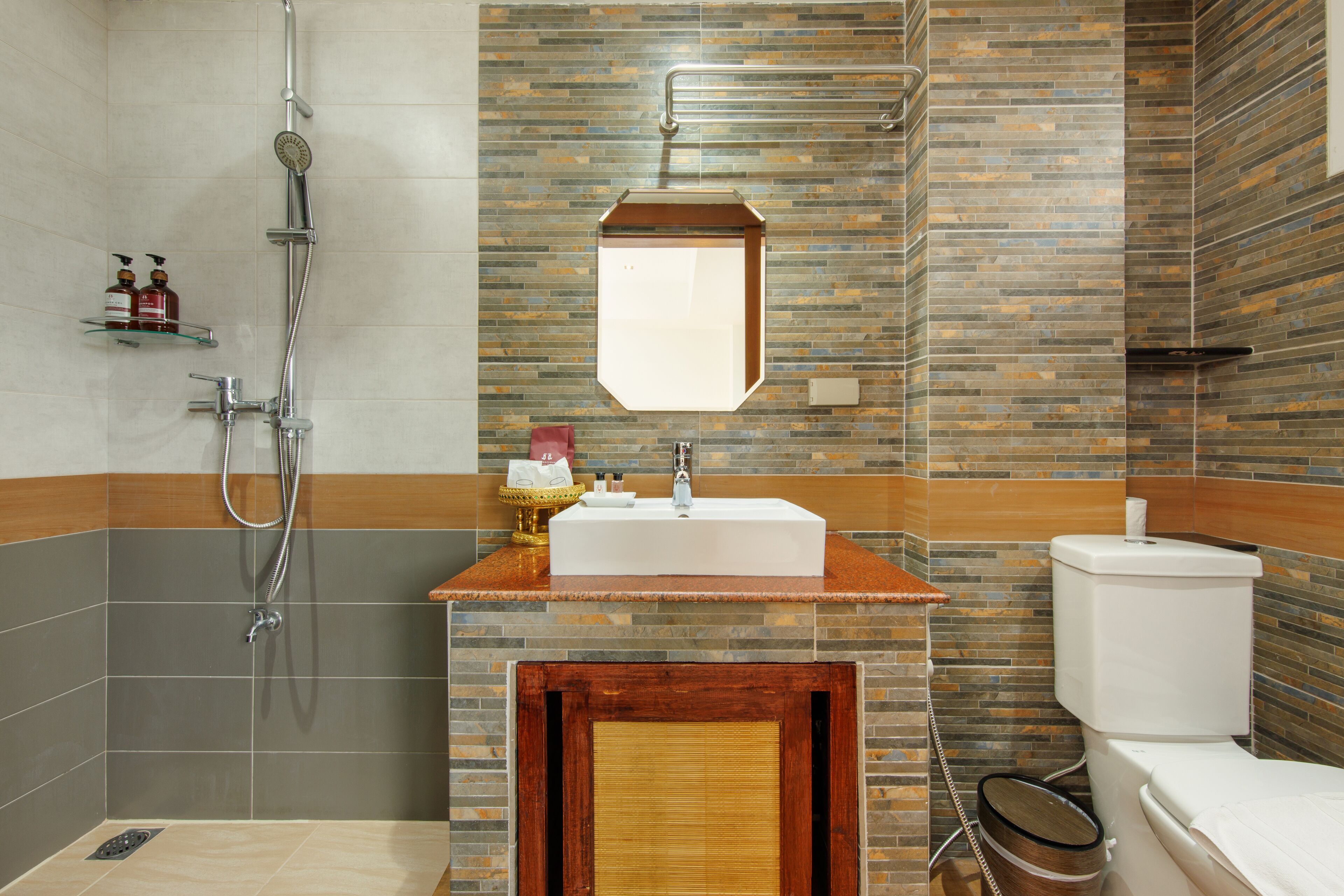 signature room, 1 king bed, balcony | bathroom | shower, hair dryer, towels