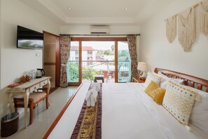 Quarto luxo, 1 cama King, sacada | Frigobar, cortinas blackout, berços grátis, Wi-Fi de cortesia