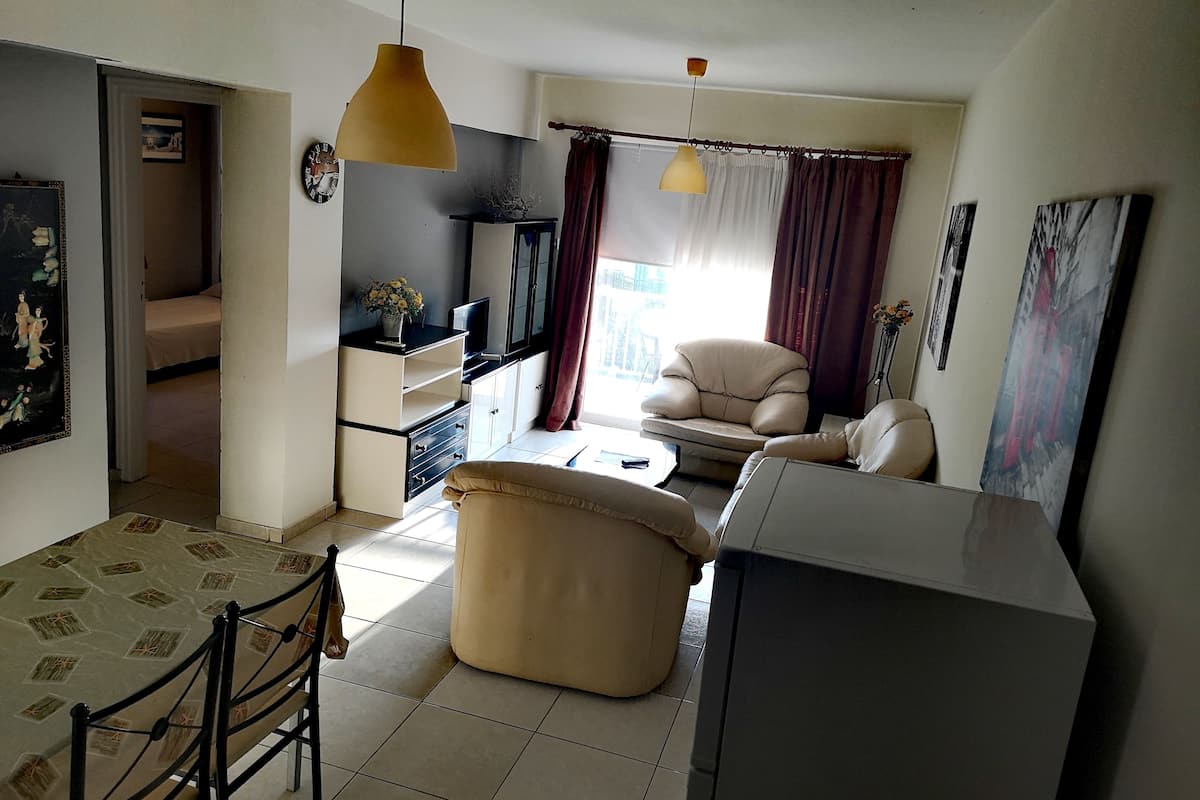 Appartement Familial, 2 chambres, non-fumeurs, vue partielle sur la mer | Coin séjour | Télévision à écran plat