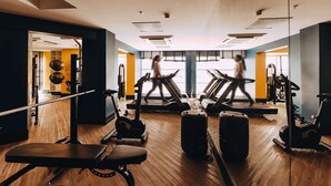 A gym with treadmills, exercise bikes, and weights. - Golden Tulip Natal Ponta Negra (Natal)