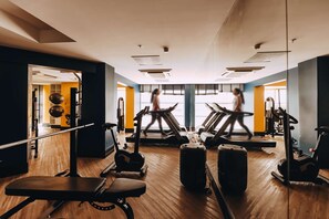 A gym with treadmills, exercise bikes, and weights. - Golden Tulip Natal Ponta Negra (Natal)