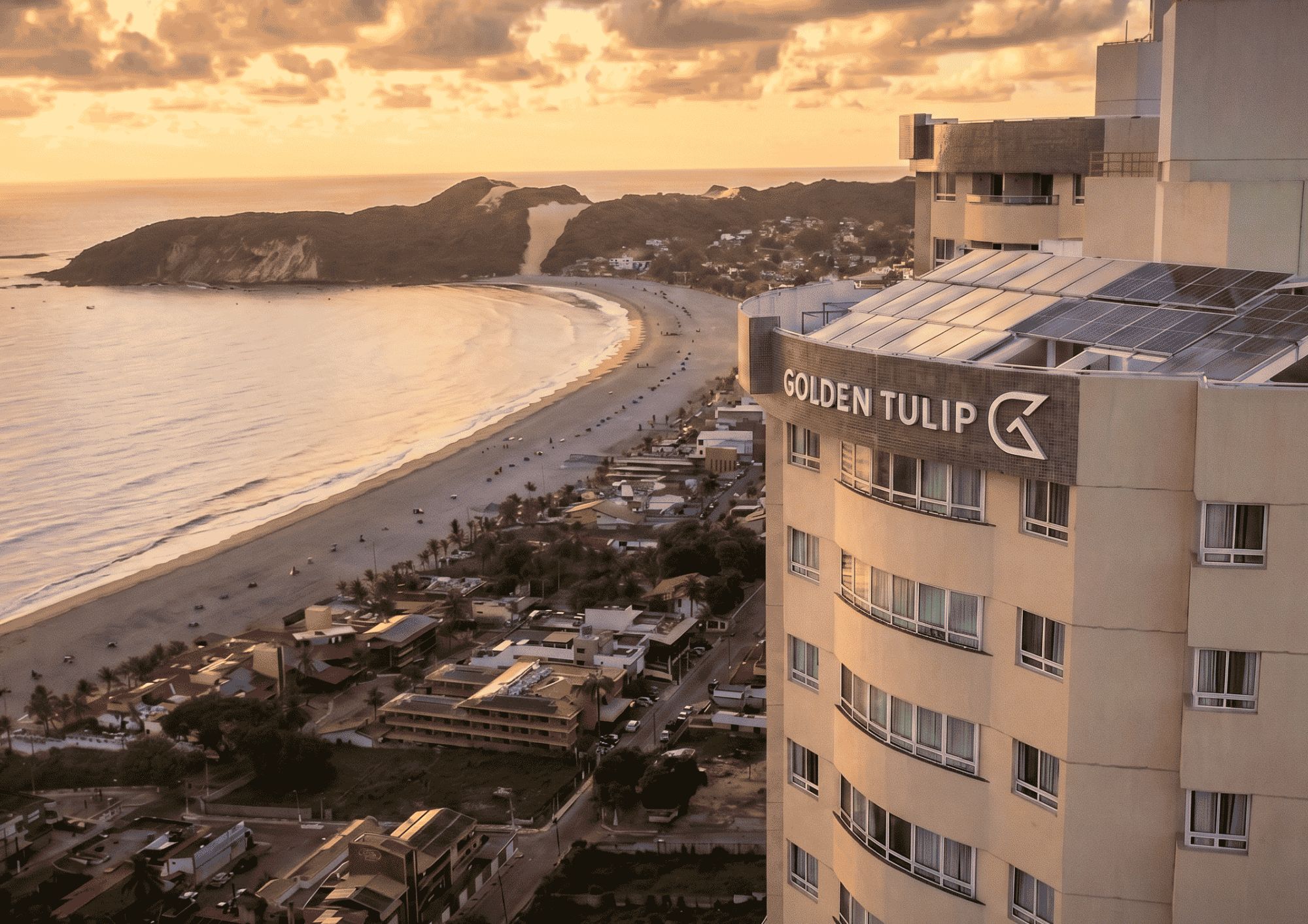 Un hotel llamado 'Golden Tulip' con vista a la playa y al océano.