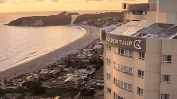 Un hotel llamado 'Golden Tulip' con vista a la playa y al océano.