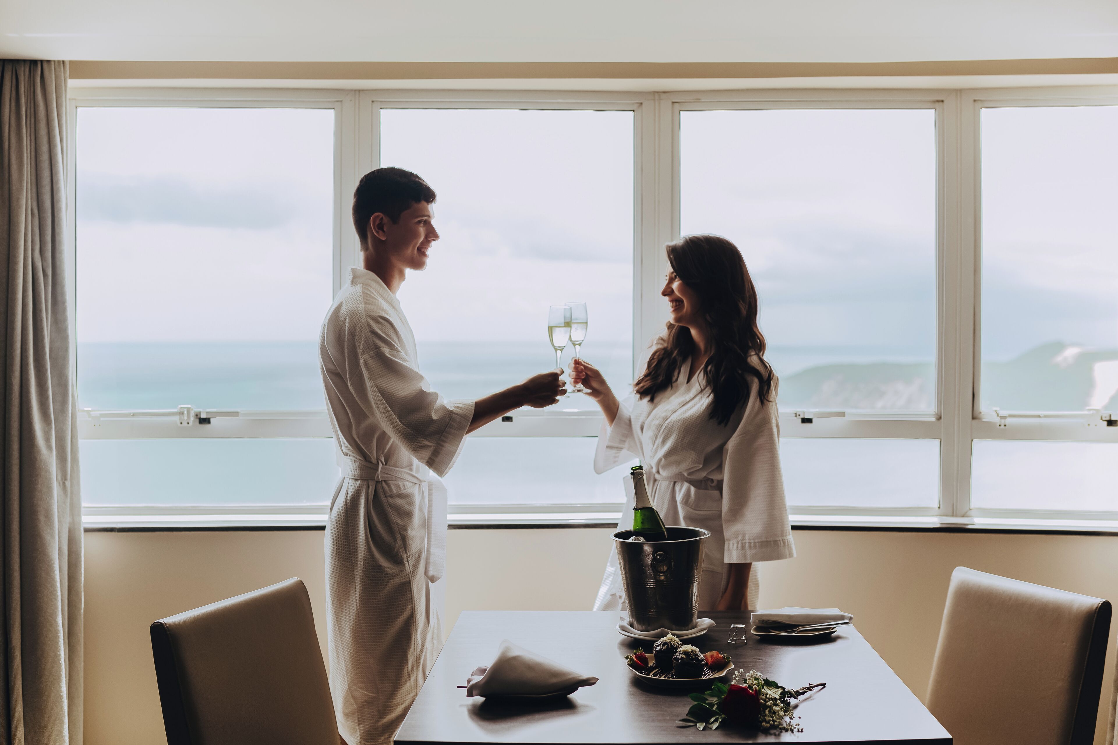 Sviitti, 1 suuri parisänky, keittotila, merinäköala | Minibaari, tallelokero huoneessa, yksilöllisesti sisustettu