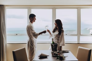 ميني بار وخزنة داخل الغرفة وبديكورات فريدة لكل غرفة وطراز فريد لكل وحدة