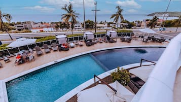 Piscina externa, barracas de cortesia, guarda-sóis