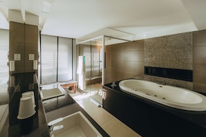 Suite, 1 King Bed, Kitchenette, Sea View | Bathroom | Shower, eco-friendly toiletries, hair dryer, towels - Golden Tulip Natal Ponta Negra (Natal)