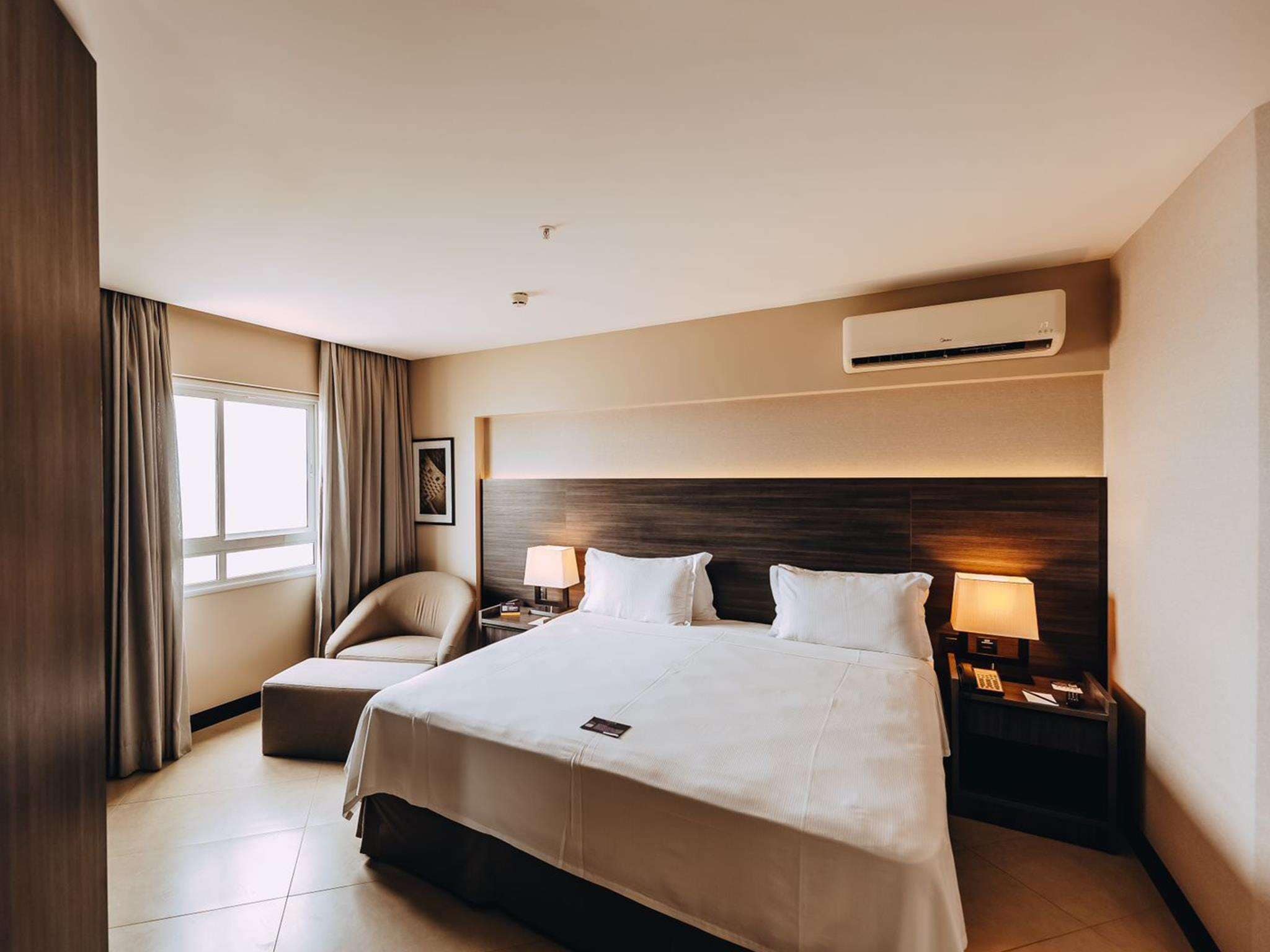 standard room, 1 king bed, sea view | minibar, in-room safe, individually decorated, individually furnished