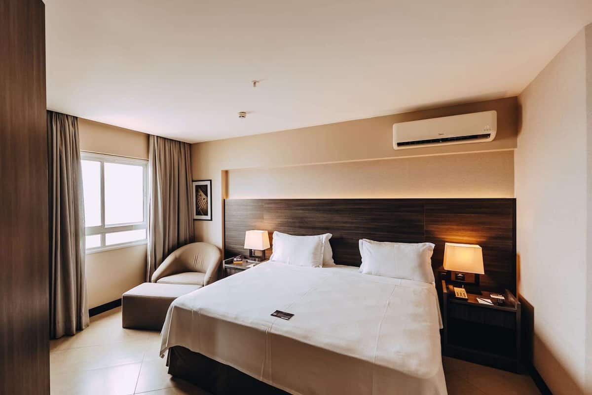 standard room, 1 king bed, sea view | minibar, in-room safe, individually decorated, individually furnished