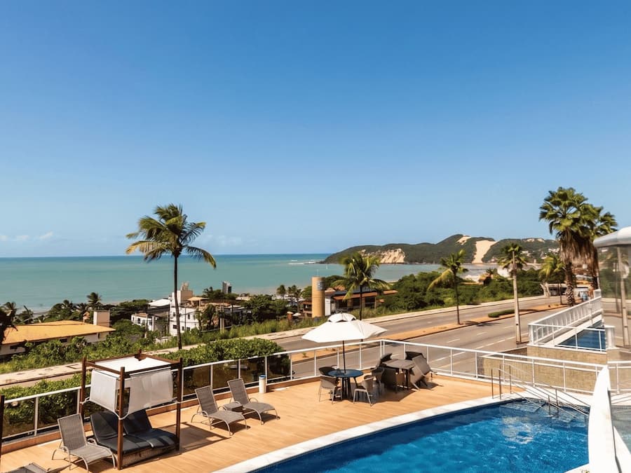 Una piscina al aire libre, cabañas de piscina gratuitas, sombrillas