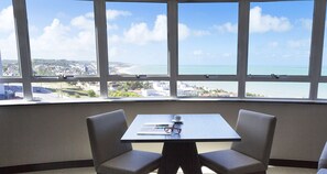 Minibar, caja de seguridad en la habitación y decoración personalizada 