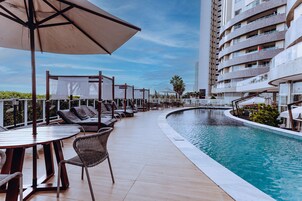 Una piscina al aire libre, cabañas de piscina gratuitas, sombrillas