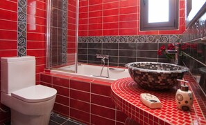 Villa, Private Pool | Bathroom | Separate tub and shower, free toiletries, towels - Villa Dioni (Rafina-Pikermi)