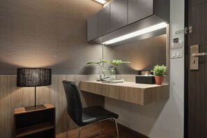 Habitación superior con 2 camas individuales | Caja de seguridad en la habitación, escritorio y wifi gratis 