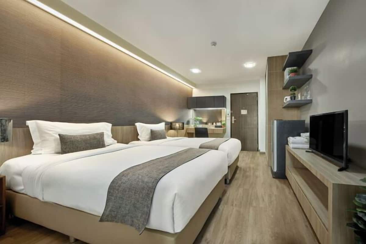 In-room safe, desk, free WiFi