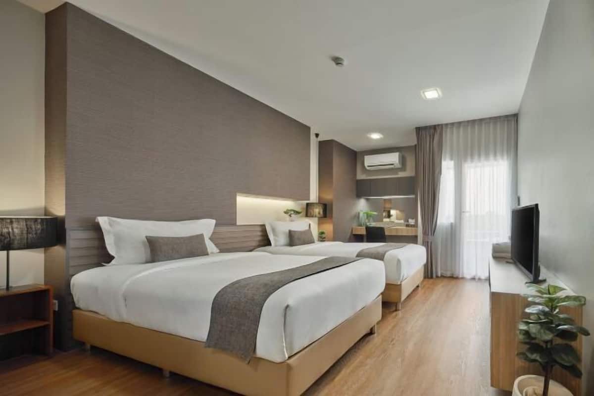 In-room safe, desk, free WiFi