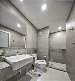 Douche, articles de toilette gratuits, sèche-cheveux, chaussons