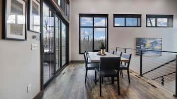 4 Bedroom Woodsmoke Cabin | In-room dining