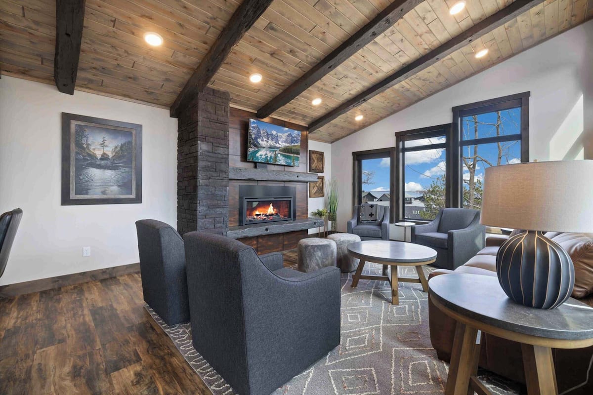 4 Bedroom Woodsmoke Cabin | Area soggiorno | TV 42 pollici con canali satellitari