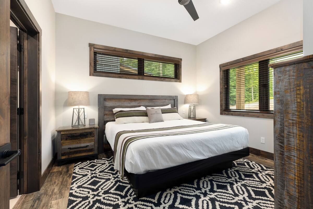 5 Bedroom Lakefront Loft | 高級寝具、アイロン / アイロン台、WiFi (無料)、客室ごとに異なる装飾