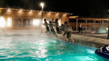 Piscina externa, espreguiçadeiras