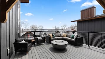5 Bedroom Lakeview Loft | Terraza o patio