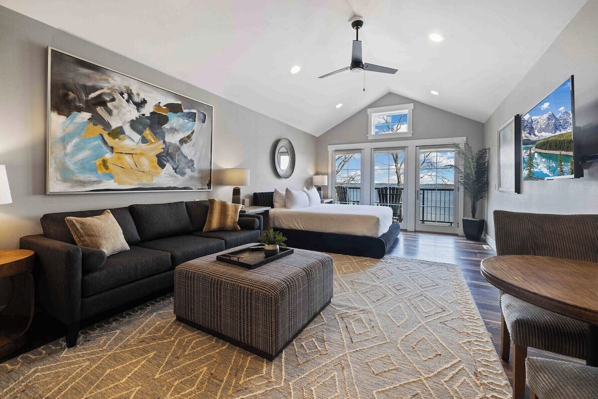 Lakeside Studio Condo (1 Queen)