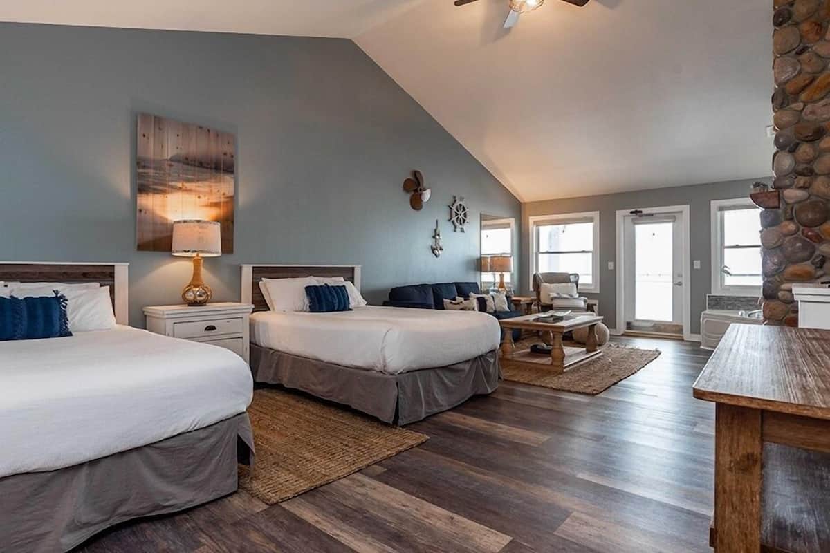 Lakeside Lodge Family Room with Jacuzzi | 3 bedrooms, premium bedding, individually decorated, iron/ironing board
