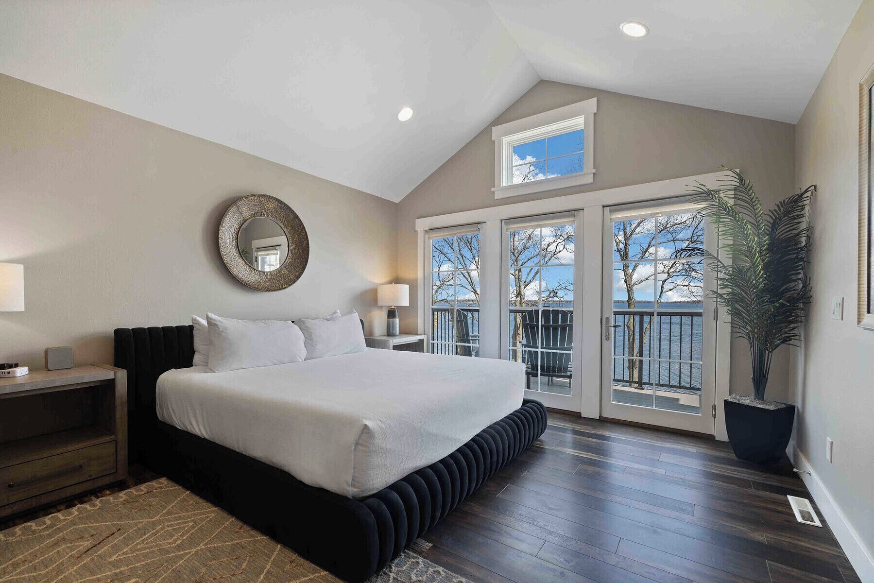 Lakeside Studio Condo (1 Queen) | Premium bedding, individually decorated, iron/ironing board, free WiFi