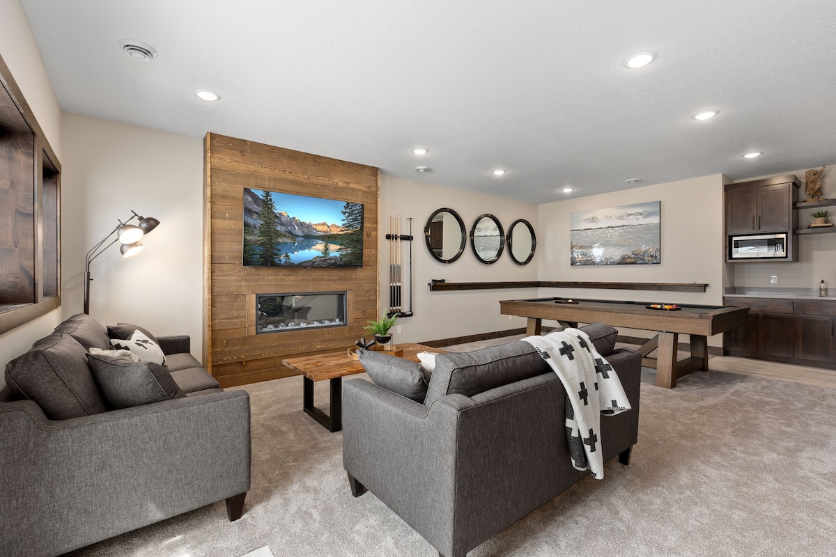 5 Bedroom Lakeview Loft | Living area | 42-inch TV with satellite channels