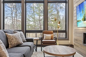 Grand-hytte | Opholdsområde | 42-tommers tv med satellitkanaler