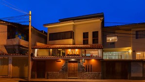 Fachada da propriedade à noite