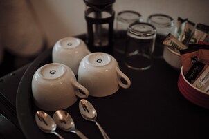 Een strijkplank/strijkijzer, gratis babybedden, gratis wifi, beddengoed