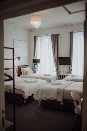 Standard Suite, Ensuite | Iron/ironing board, free cribs/infant beds, free WiFi, bed sheets - 16 Pilrig Guest House (Edinburgh)