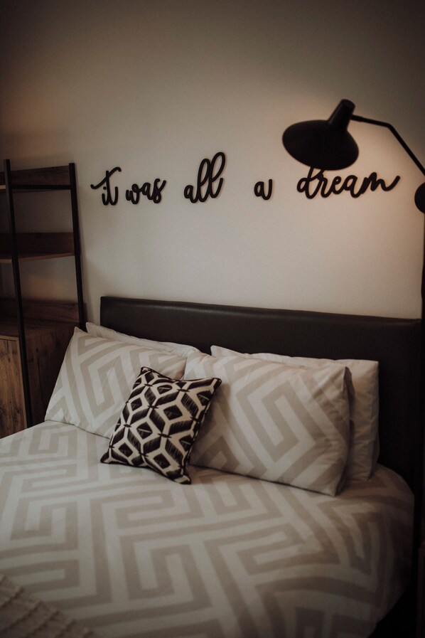 Basic Double Room, Private Bathroom | Iron/ironing board, free cots/infant beds, free WiFi, bed sheets - 16 Pilrig Guest House (Edinburgh)