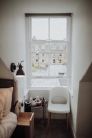 Een strijkplank/strijkijzer, gratis babybedden, gratis wifi, beddengoed