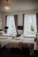 Een strijkplank/strijkijzer, gratis babybedden, gratis wifi, beddengoed