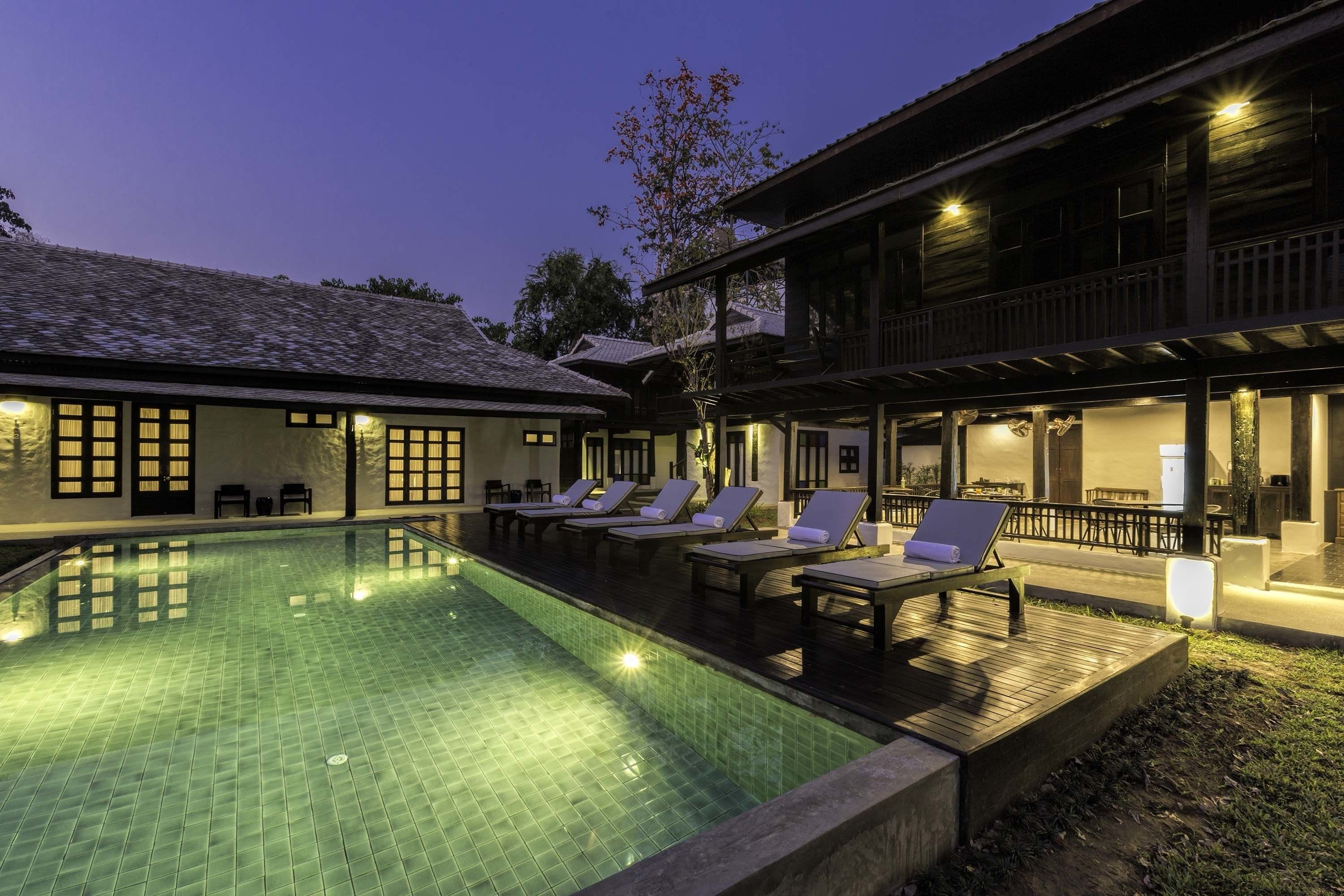 室外泳池；躺椅