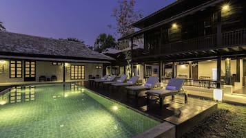 Outdoor pool, sun loungers