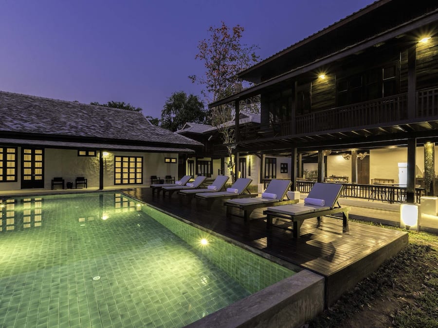 Piscina externa, espreguiçadeiras