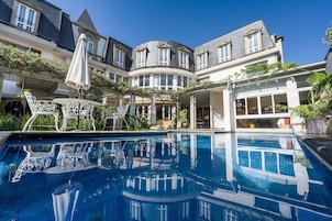 Una piscina al aire libre