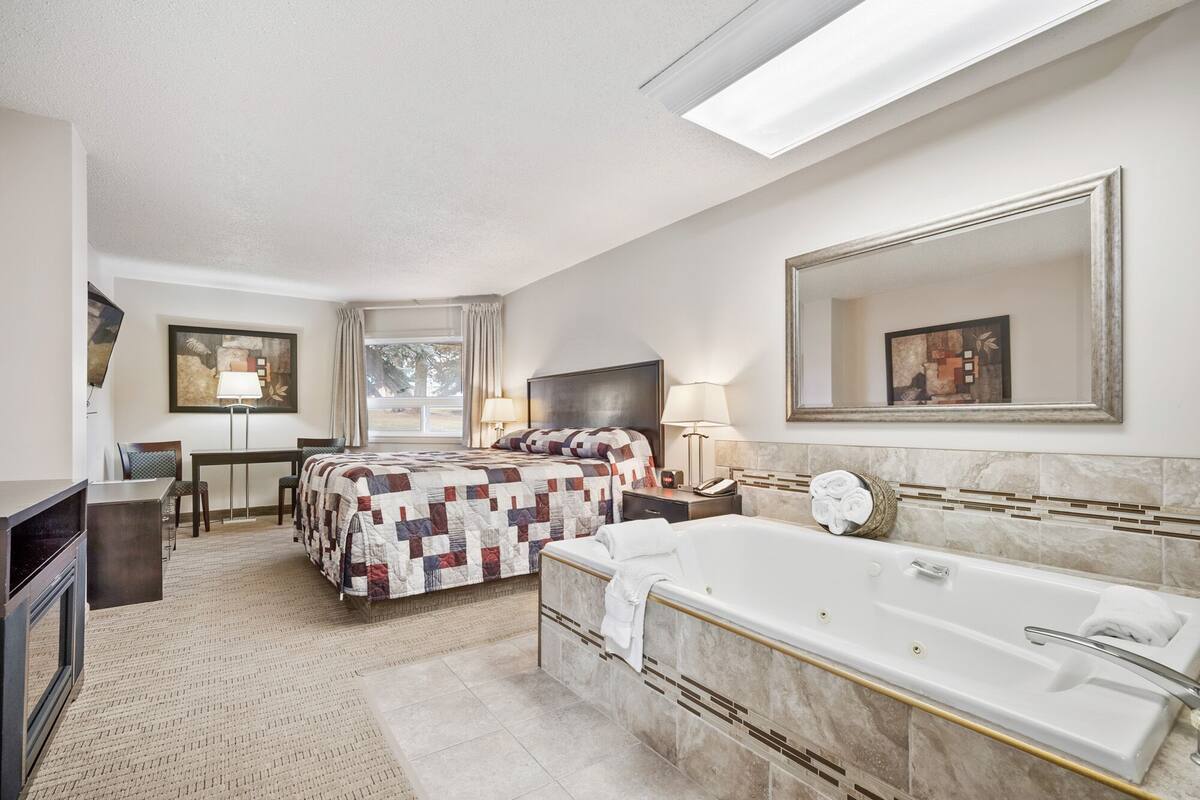 romantic suite, 1 king bed | desk, free cots/infant beds, free wifi, bed sheets