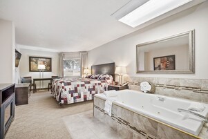 Suite romantique, 1 très grand lit | Bureau, lit de bébé (gratuit), accès au Wi-Fi (inclus), literie fournie