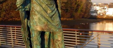 A bronze statue of a historical figure with a plaque reading "Aodh Rua Ua Domhnaill 1427-1505".