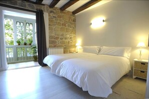 Superior Double Room, Balcony - Artea Narrika (San Sebastián)