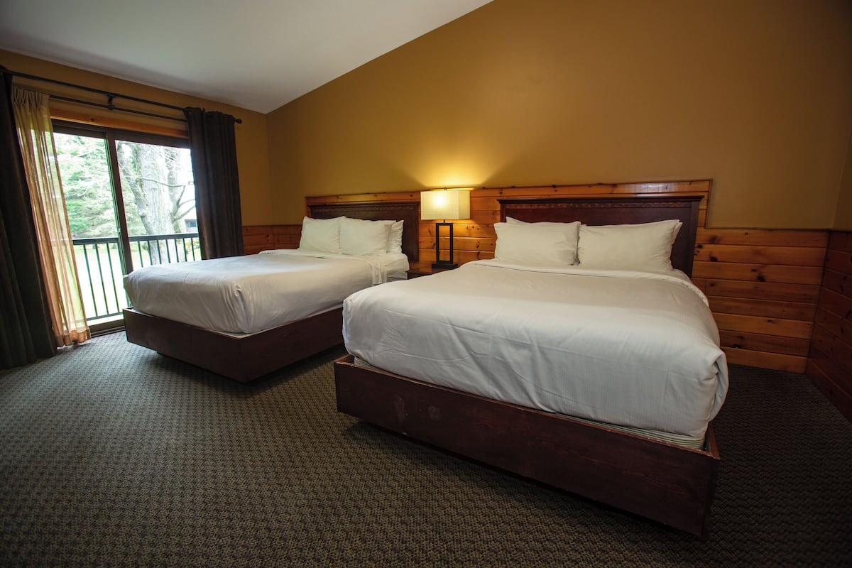 Pine Lodge, Deluxe 2 Queen Beds | 1 bedroom, desk, iron/ironing board, free WiFi