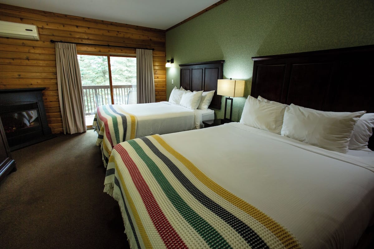 Oak Lodge, Deluxe 2 Queen Beds | 1 bedroom, desk, iron/ironing board, free WiFi