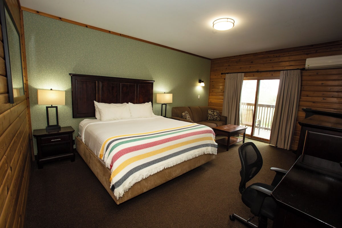 Oak Lodge, Deluxe 1 King Bed | 1 bedroom, desk, iron/ironing board, free WiFi